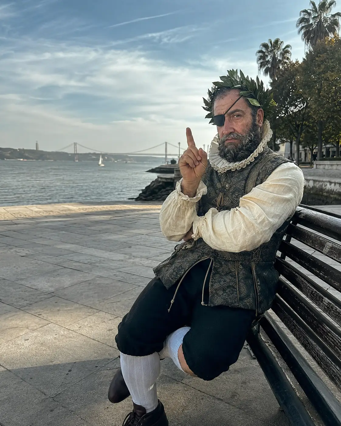 Pessoa mais velha a viver em silêncio com desconforto digestivo